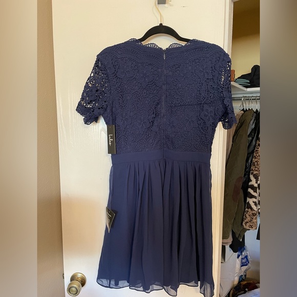 Lulu’s Short Lace Dress - Picture 3 of 4
